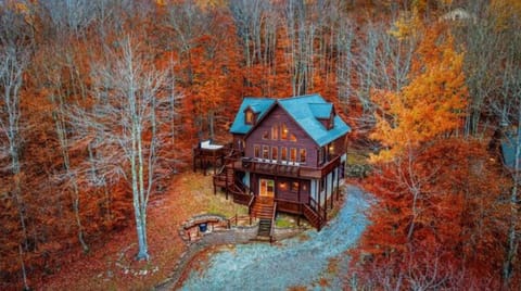 Perfect getaway for multi generational family King beds, hot tub, firepit, games