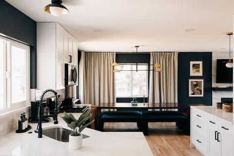 Stunning, fully stocked kitchen and dining room