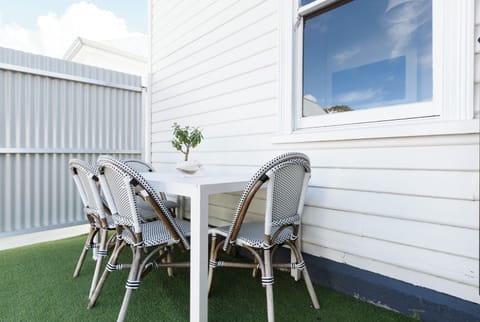 Breezy Courtyard Dining in Style