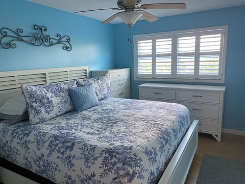 Bedroom with king size bed