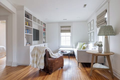 250307 EKP AKueckerAirbnb 00003