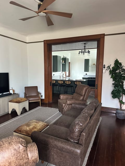 Living room 
Open to kitchen and dining room