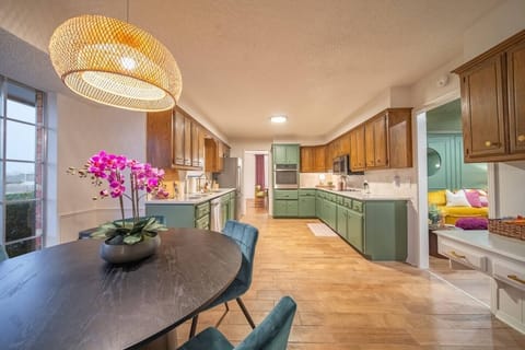 Beautiful open kitchen with stylish finishes and plenty of space for cooking and connection.