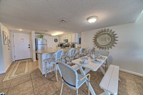 Cozy coastal dining meets kitchen convenience—perfect for home-cooked beach bites.