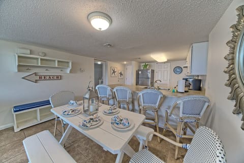 Follow the sign to beachy bites and breezy breakfasts at this cheerful dining spot.