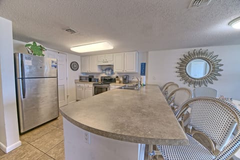 Belly up to the bar for snacks, sips, and sunny vacation vibes all day long.