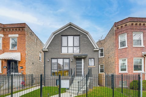 Chicago Vacation Rental | 3BR | 2BA | 1,005 Sq Ft | Stairs Required