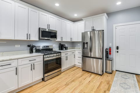 Kitchen | Breakfast Bar | Free WiFi | Central Air Conditioning/Heat