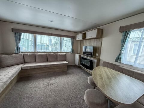 Just a short drive away from the beach, gather for a relaxed dinner in your own holiday home.