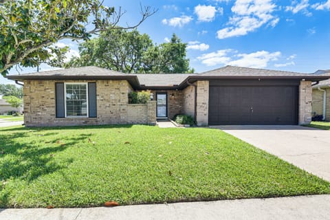 Pearland Vacation Rental | 3BR | 2BA | 1,500 Sq Ft | 1 Step to Enter