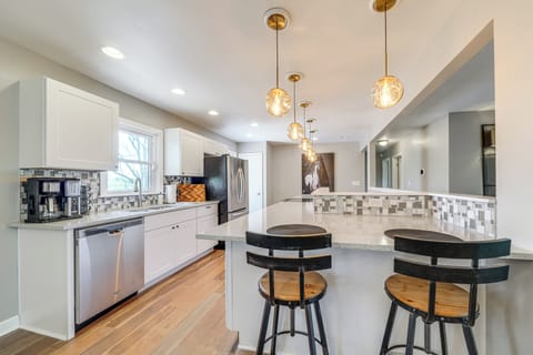 Breakfast Bar | Main Floor