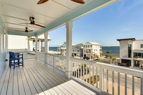 Navarre Vacation Rental | 6BR | 5BA | 2,850 Sq Ft | Step-Free Access