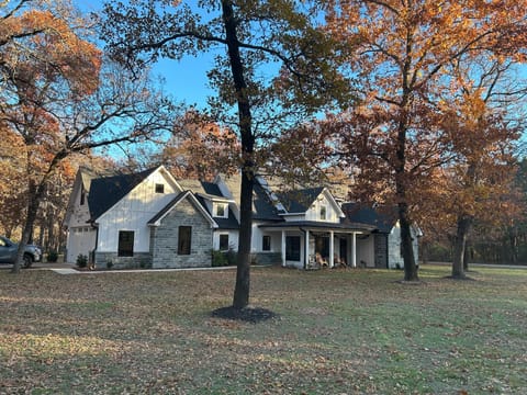 Modern Farmhouse Retreat (5BR/3.5BA) Next to Lake & Boat Ramp!
