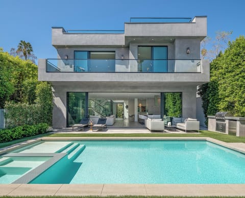 6,500 Sqft In & Outdoor Living. Family Friendly. Neighborhood. Private Backyard