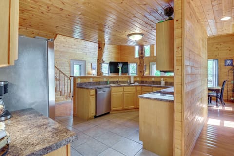 Kitchen | Main Level | Dishwasher | Dual Keurig/Drip Coffee Maker