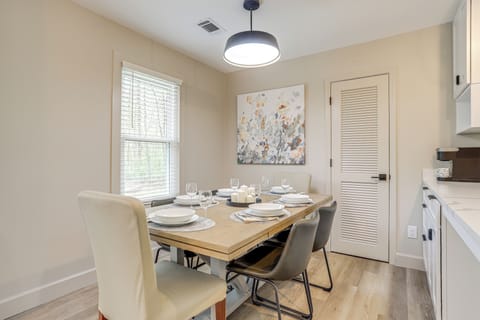 Dining Area | Dishware/Flatware Provided