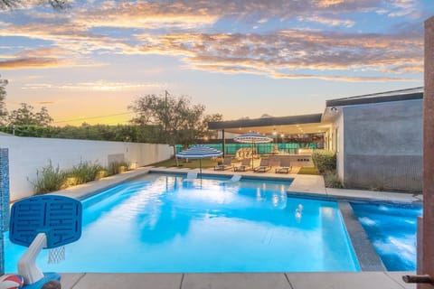 Pool & Large Hot Tub for 10+ people