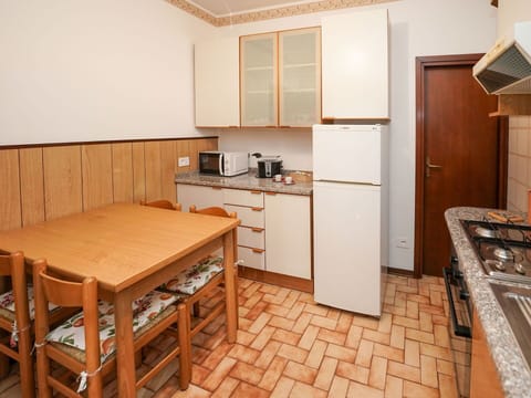 Furniture, Wood, Interior Design, Flooring, Floor, Countertop, Room, Kitchen, Ceiling, Cabinetry