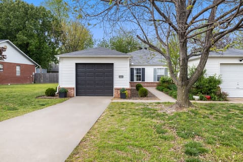 Just 2 miles from The University of Arkansas campus! Adventure just a little further and you will be in the center of Fayetteville’s one of a kind Downtown district complete with the historic square, Dickson St, shops, and local restaurants.