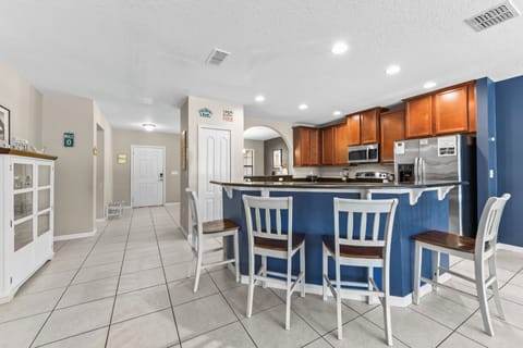 KITCHEN: Fully Equipped Kitchen with Seating for 4 at Kitchen Island