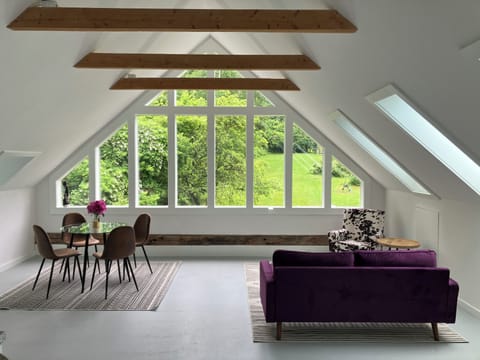 Spacious, sun-filled1-room studio with gorgeous garden view
