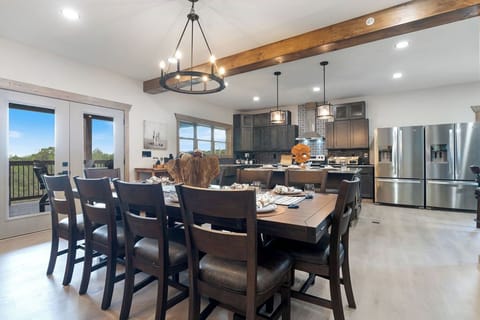 From morning coffee to family feasts – where moments become memories.