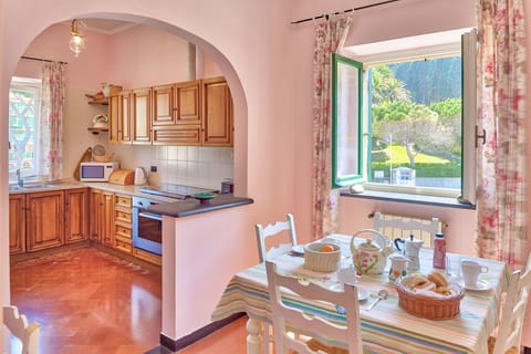 Activities, Balcony / Terrace / Patio, Building Exterior, Facilities, Garden, Kitchen, Main Entrance, Spring, Summer