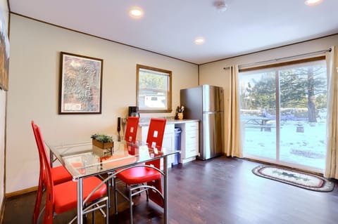 Enjoy meals together–the full kitchen offers seating for the whole group.