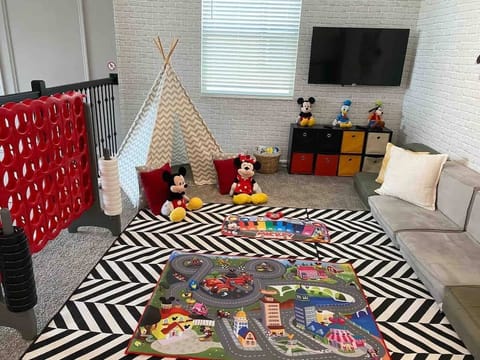 Spacious Luxury Villa near Disney. Enjoy your own private pool, game room and access to two nearby waterparks. Perfect for families and groups. Just minutes from Disney World. Child friendly house. Ideal for babies and toddlers. 