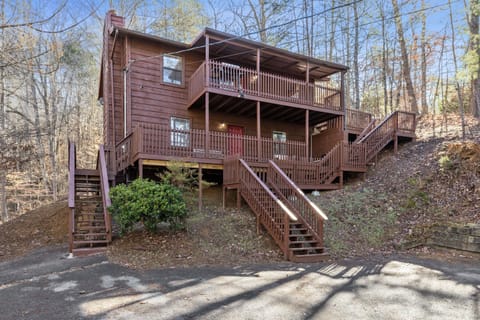 Welcome to Sevierville!! Grab a front row seat to breathtaking sunsets from the cabin's porch.  Please note that the grill is not longer available. 