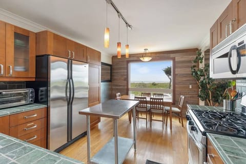 Kitchen looking toward the beach