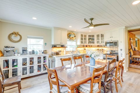 Dining Area & Kitchen | Espresso Machine | Drip Coffee Pot | Toaster