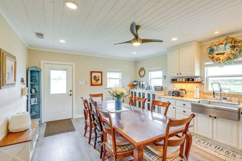 Dining Area & Kitchen