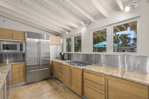 Whether it’s takeout or a full spread, this kitchen has you covered.