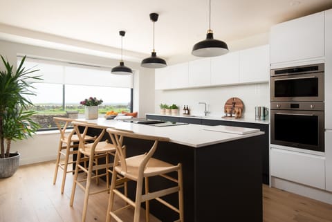 Tide's Watch - the stunning contemporary kitchen with quartz work surfaces and all mod cons