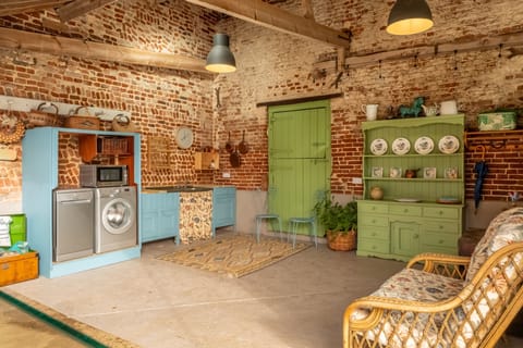 Hewie's Cottage: Additional washing amenities in outdoor area