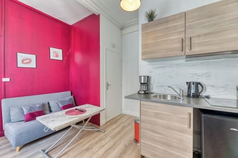 La cuisine aménagée et équipée est ouverte sur l'espace salon.  