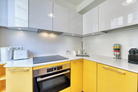 Cuisine ouverte sur séjour aménagée et équipée