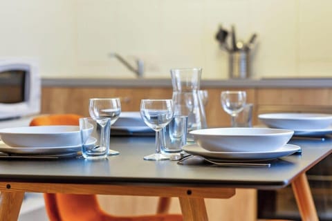 Table à manger avec assises