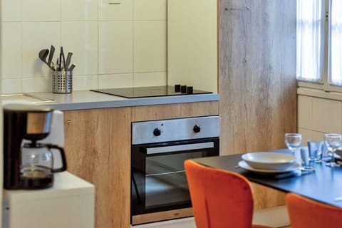 Cuisine ouverte sur séjour aménagée et équipée