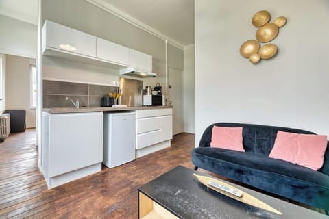 Cuisine ouverte sur séjour aménagée et équipée