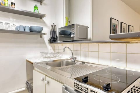 Cuisine ouverte sur séjour aménagée et équipée