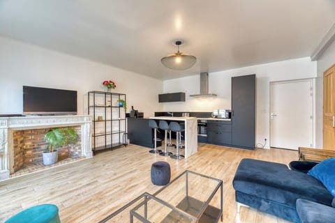 Cuisine ouverte sur séjour aménagée et équipée