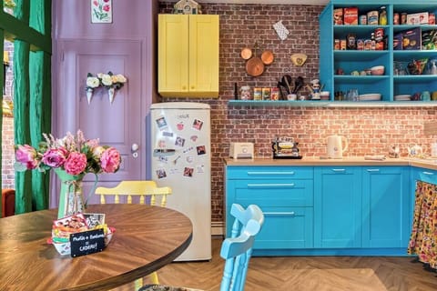 Cuisine ouverte sur séjour aménagée et équipée