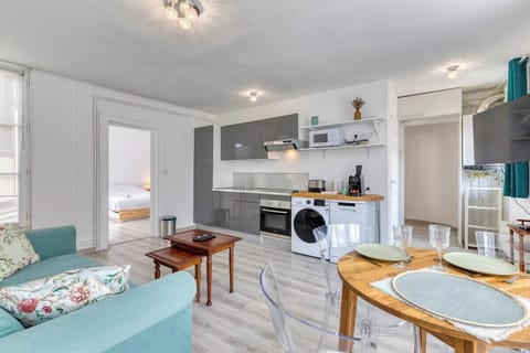 Cuisine ouverte sur séjour aménagée et équipée