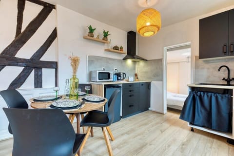 Cuisine ouverte sur séjour aménagée et équipée