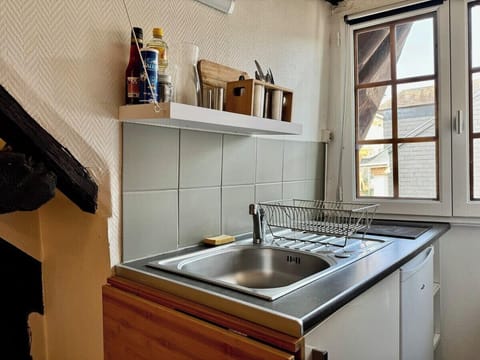 Cuisine ouverte sur séjour aménagée et équipée