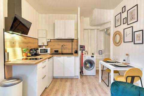 Cuisine ouverte sur séjour aménagée et équipée