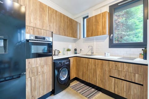 Cuisine ouverte sur séjour aménagée et équipée