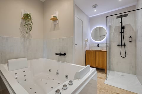 Baignoire balnéo et douche